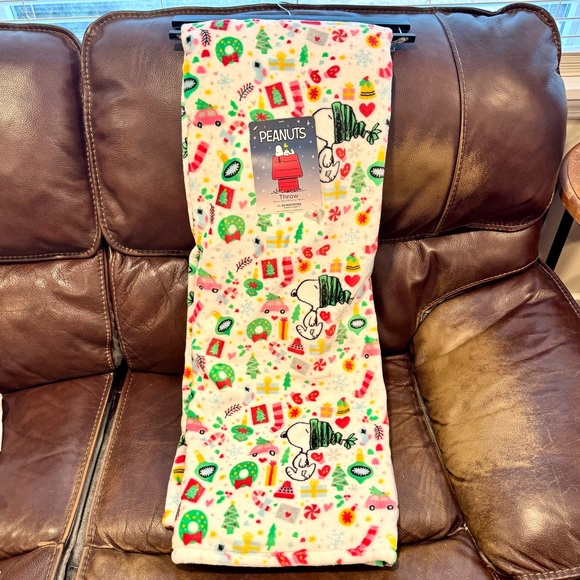 Peanuts Snoopy in Winter Hat - 50” x 70” Christmas Throw Blanket - Picture 6 of 6